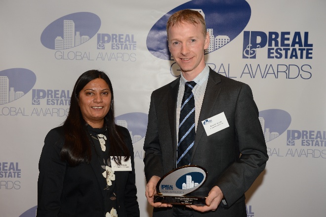 Arnaldur Loftsson framkvæmdastjóri Frjálsa lífeyrissjóðsins tekur við verðlaununum. - mynd