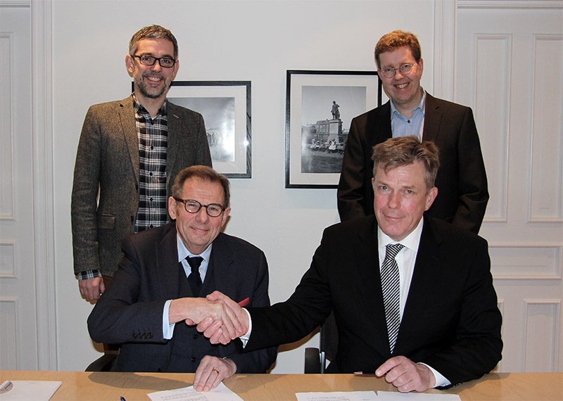 Þórður Magnússon, stjórnarformaður Eyrir Invest og formaður fjárfestingaráðs Eyris Sprota, og Höskuldur H. Ólafsson, bankastjóri Arion banka, við undirritun samkomulagsins. Með á myndinni eru Einar Gunnar Guðmundsson, sérfræðingur á sviði nýsköpunar hjá Arion banka, og Örn Valdimarsson, framkvæmdastjóri Eyris Sprota. - mynd