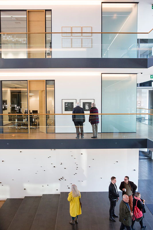 Opnun sýningar á verkum Kristins E. Hrafnssonar síðastliðinn laugardag - mynd