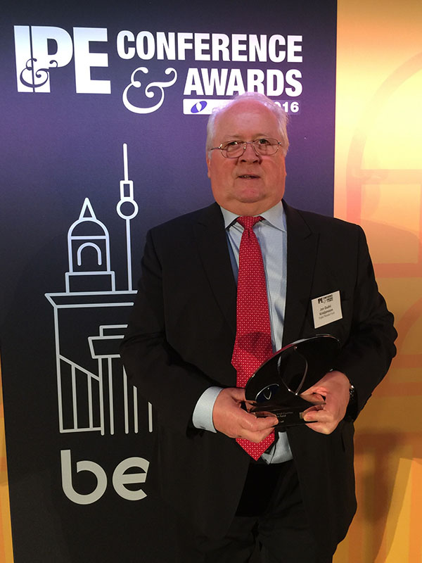 Jón Guðni Kristjánsson, stjórnarmaður í Frjálsa lífeyrissjóðnum, veitir verðlaununum móttöku. - mynd