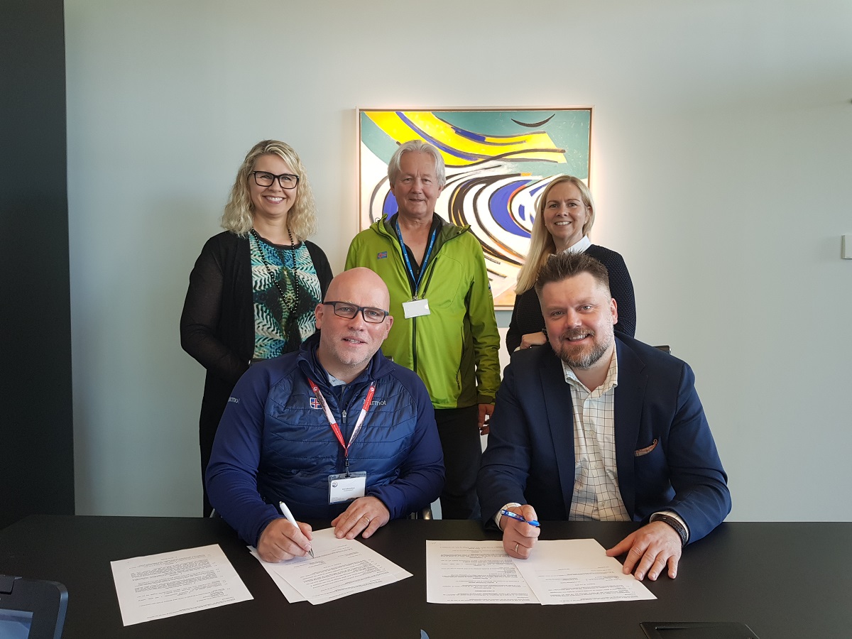 Páll Eysteinn Guðmundsson, framkvæmdastjóri Ferðafélags Íslands og Halldór Harðarson, markaðsstjóri Arion banka. Aftar frá vinstri eru Ólöf Sívertssen, Hjalti Björnsson og Steingerður Sigtryggsdóttir, öll frá FÍ. - mynd