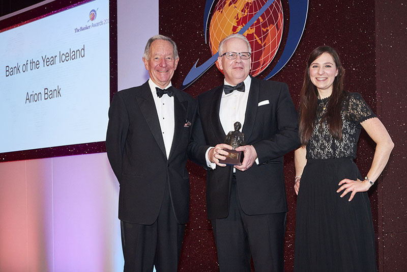 Stefán Pétursson, framkvæmdastjóri fjármálasviðs Arion banka, veitir viðurkenningunni móttöku.  - mynd