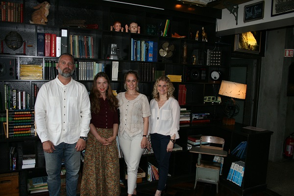 Böðvar Guðjónsson, framkvæmdastjóri viðburða á KEX hostel, Harpa Fönn Sigurjónsdóttir, varaformaður KÍTON, Lára Rúnarsdóttir, formaður KÍTÓN, og Kristín Ágústsdóttir frá Arion banka, undirrituðu samstarfssamninginn - mynd