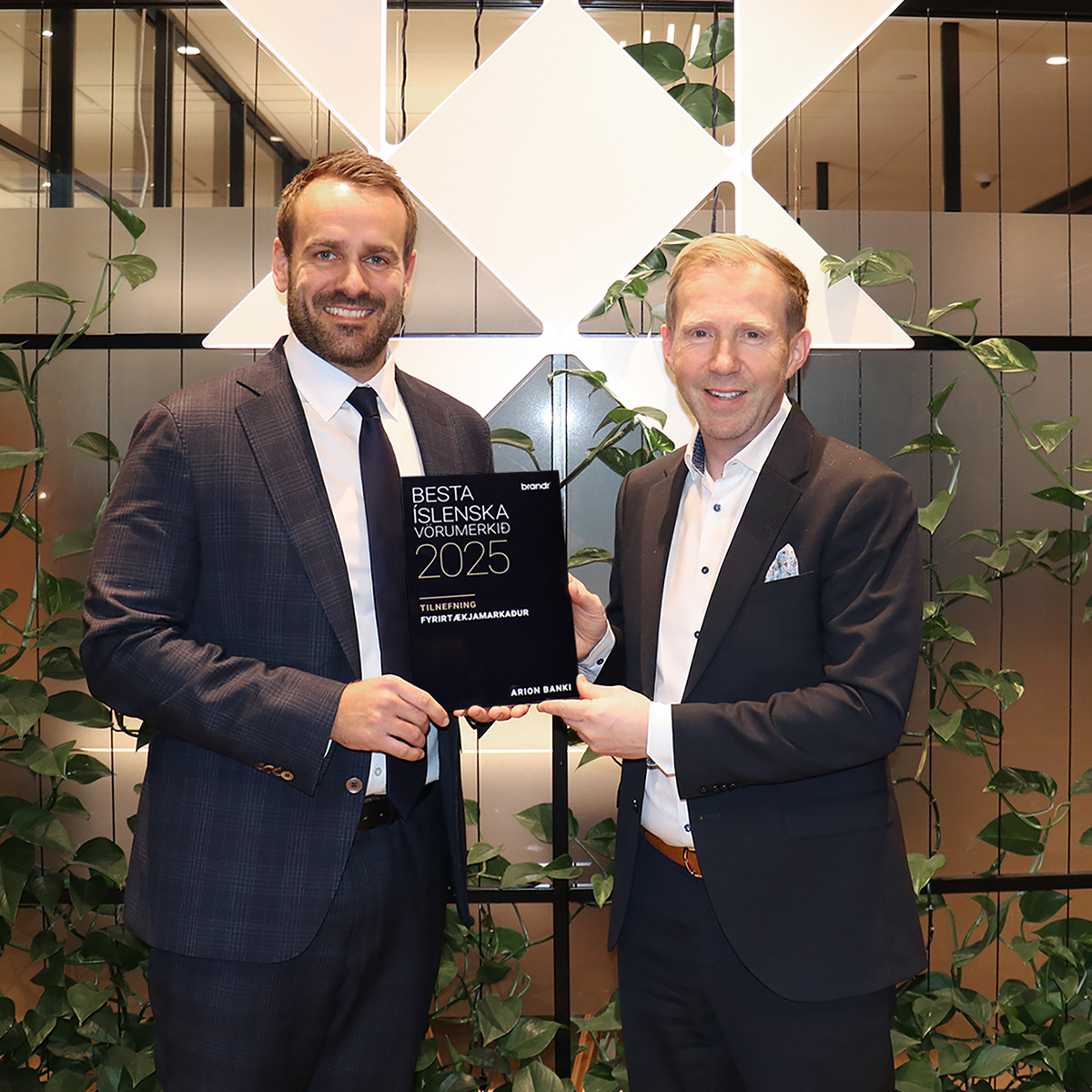 Hákon Hrafn Gröndal, framkvæmdastjóri fyrirtækja- og fjárfestingarbankasviðs, og Benedikt Gíslason, bankastjóri. - mynd