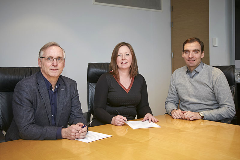 Rakel Óttarsdóttir, framkvæmdastjóri þróunar- og markaðssviðs Arion banka, Jón Gunnar Björnsson, innkaupastjóri bankans og Halldór Guðmundsson, forstjóri Hörpu, undirrituðu samninginn sem gildir til tveggja ára.  - mynd
