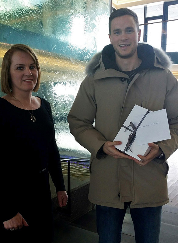 Guðfinna Helgadóttir af Eignastýringarsviði og Höskuldur Darri Ellertsson vinningshafi - mynd