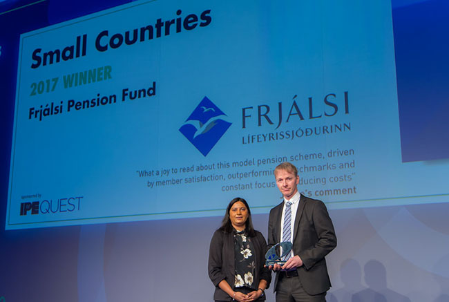 Arnaldur Loftsson, framkvæmdastjóri Frjálsa lífeyrissjóðsins, tekur við verðlaununum - mynd