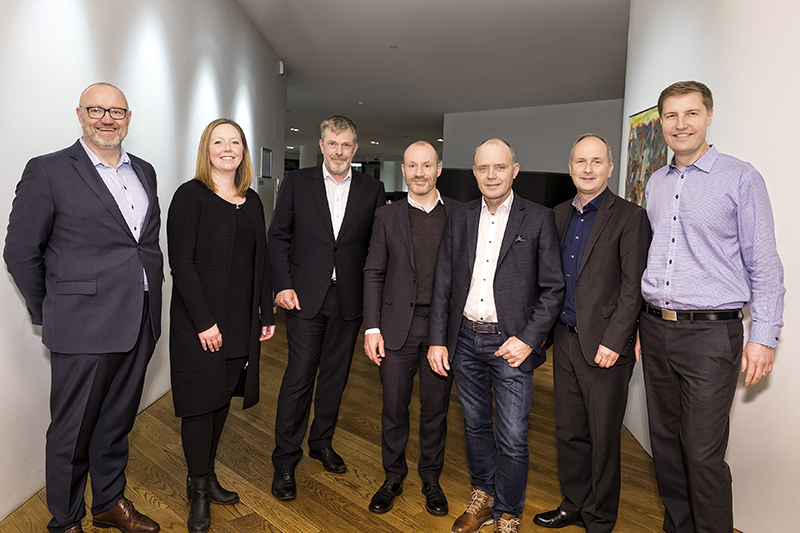 Hrannar Már Hallkelsson, forstöðumaður á upplýsingatæknisviði Arion banka, Rakel Óttarsdóttir, framkvæmdastjóri upplýsingatæknisviðs Arion banka, Höskuldur H. Ólafsson, bankastjóri Arion banka, Finnur Oddsson, forstjóri Nýherja, Jón Kristinn Jensson, viðskiptastjóri hjá Nýherja, Emil Einarsson, framkvæmdastjóri viðskiptaþróunar, og Gunnar Zoéga, framkvæmdastjóri lausna og þjónustu hjá Nýherja.  - mynd
