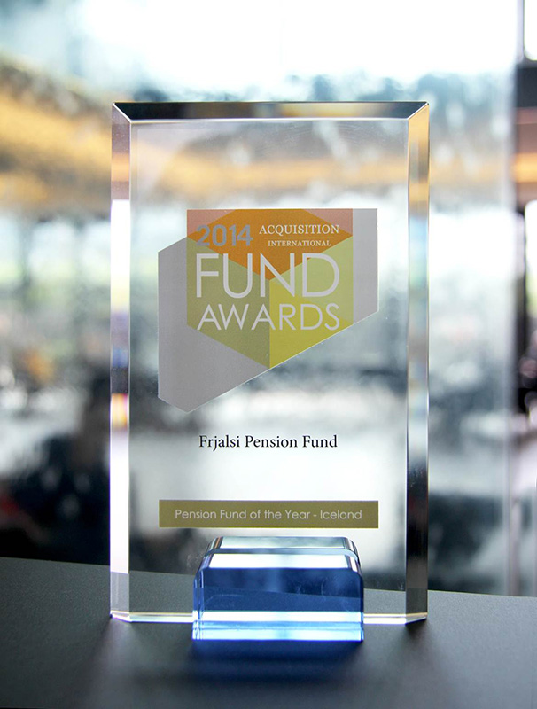 Verðlaunagripurinn sem sjóðurinn fékk fyrir að vera valinn lífeyrissjóður ársins á Íslandi af fagtímaritinu Acquisition International. - mynd