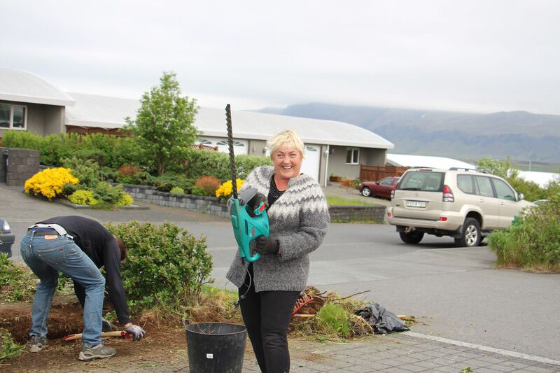 Starfsfólk Arion banka tók til hendinni við sambýli borgarinnar - mynd