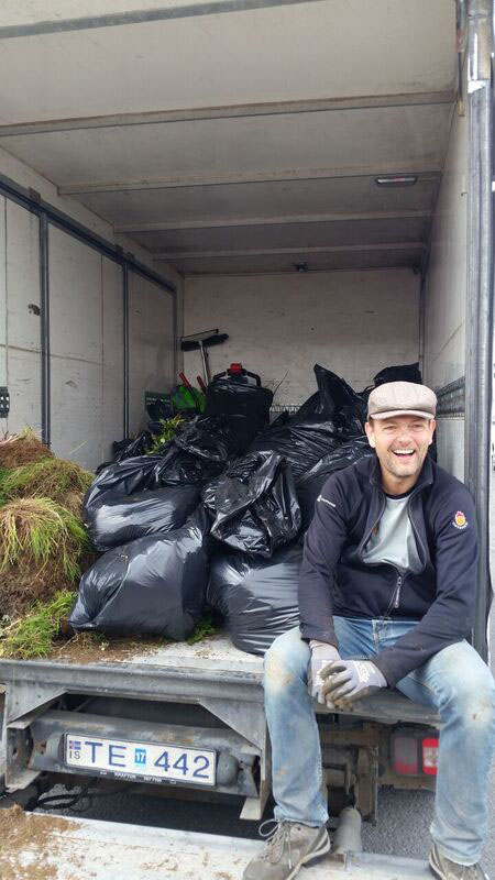 Starfsfólk Arion banka tók til hendinni við sambýli borgarinnar - mynd